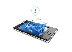 手機掉入水中泡水了 千萬別做這5件事