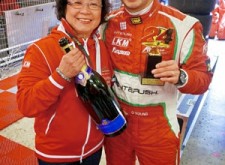香港「車神」歐陽若曦(Darryl)賽道上的母子情 香港「車神」歐陽若曦(Darryl)賽道上的母子情