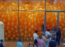 50個人被要求進入一個充滿氣球的房間，就為了證明為什麼我們人類得不到快樂。