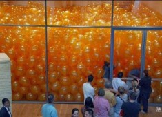 50個人被要求進入一個充滿氣球的房間，就為了證明為什麼我們人類得不到快樂。